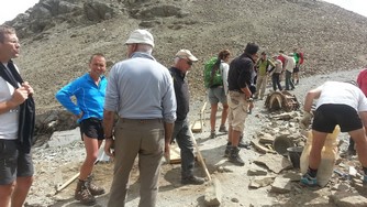  Toute la journee des randonneurs s interessent a nos travaux